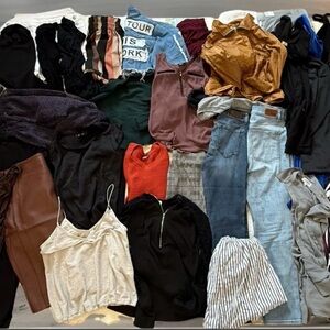 40 Item Mixed Lot Clothing Women's/ Juniors  Size Small , M, 4, 6.
